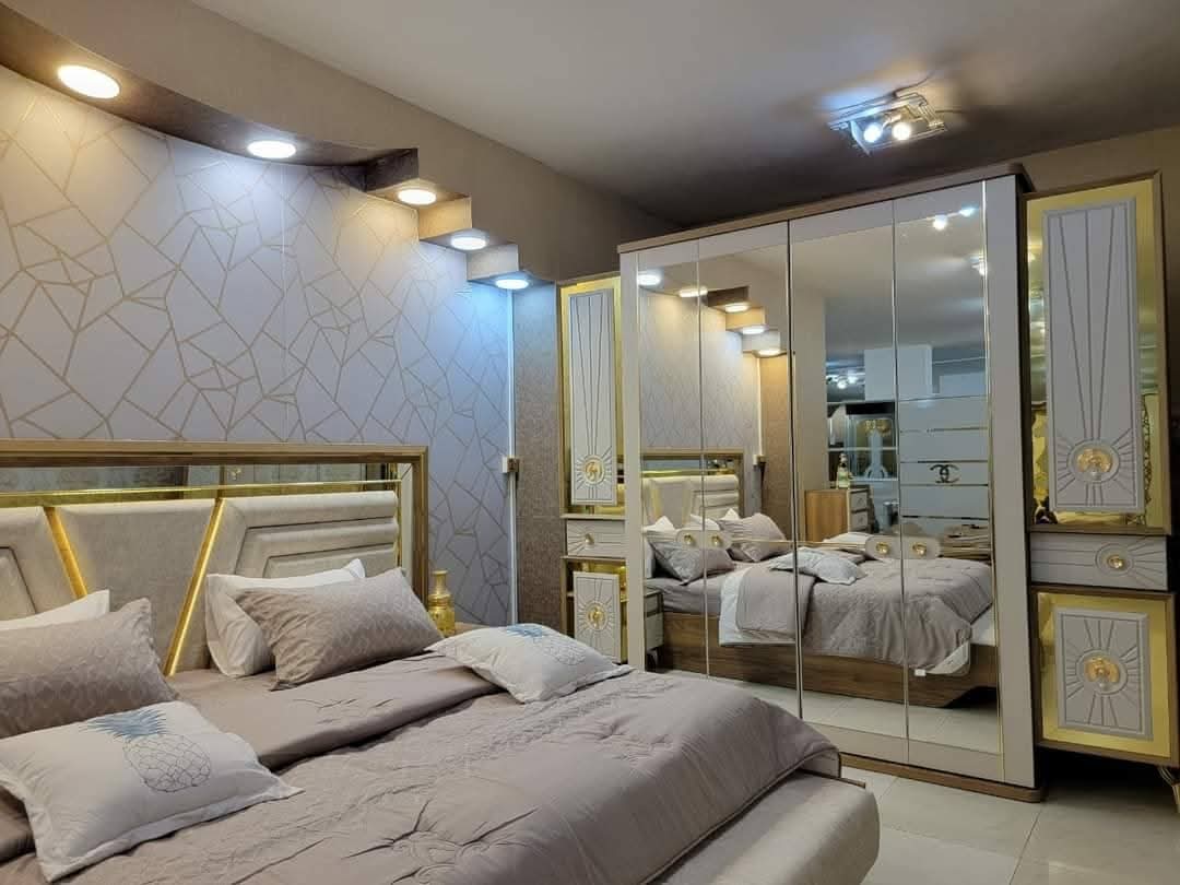 غرفة نوم ملكية بإضاءة LED وديكور عصري فاخر